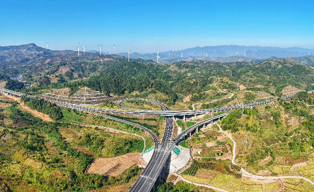 恭城互通四通八達(dá)，架起少數(shù)民族地區(qū)高質(zhì)量發(fā)展的希望。 (1).jpg